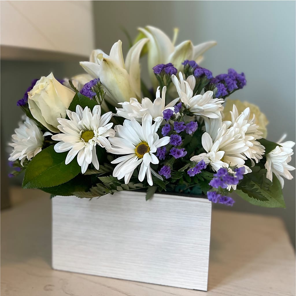 Beyond Blue Box Bouquet – Aux 1000 Fleurs, Saint-hyacinthe PQ