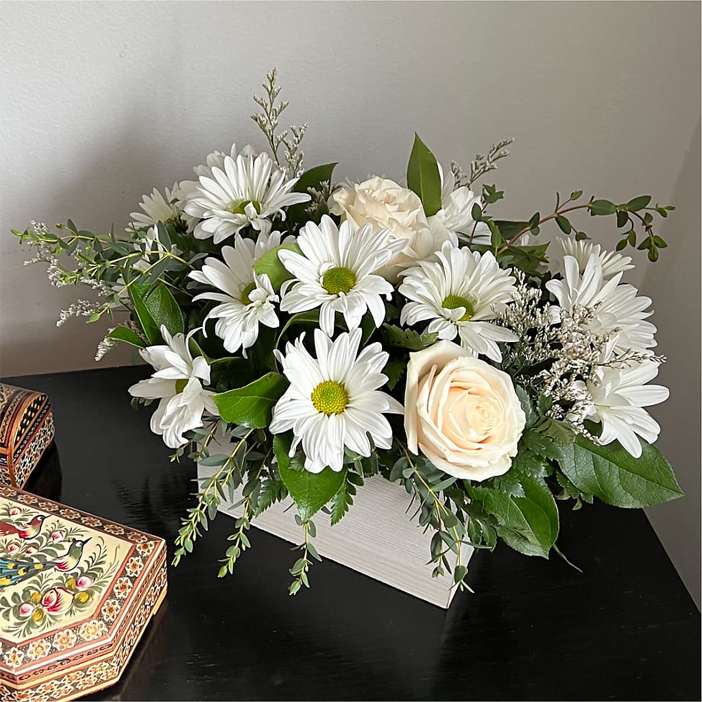Fresh Linen Box Bouquet –  Aux 1000 Fleurs, Saint-hyacinthe PQ