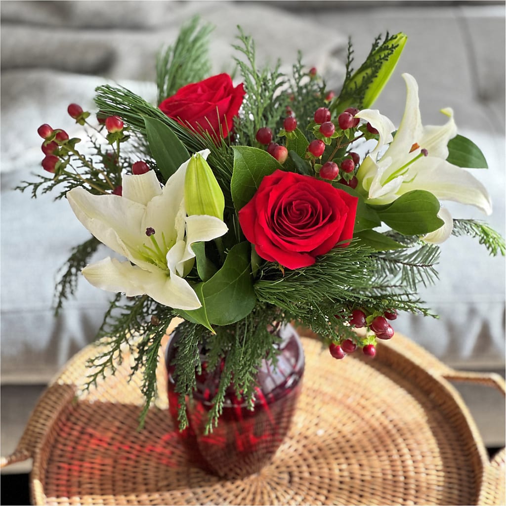 Evergreen Delight Bouquet –  Aux 1000 Fleurs, Saint-hyacinthe PQ