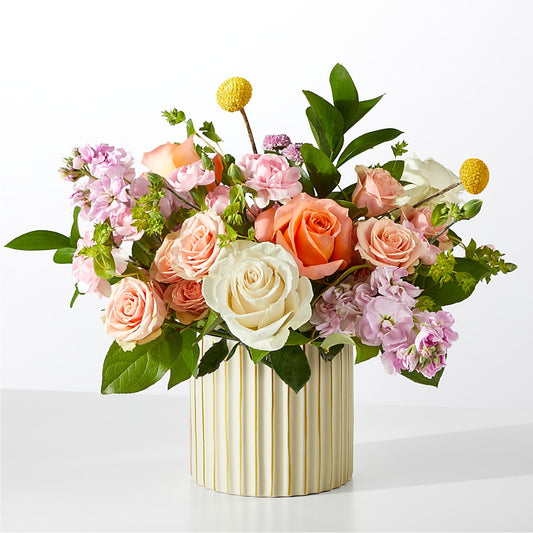 Bouquet de marché français avec vase ivoire