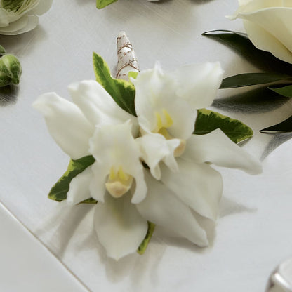 White Mini Cymbidium Boutonniere –  Aux 1000 Fleurs, Saint-hyacinthe PQ